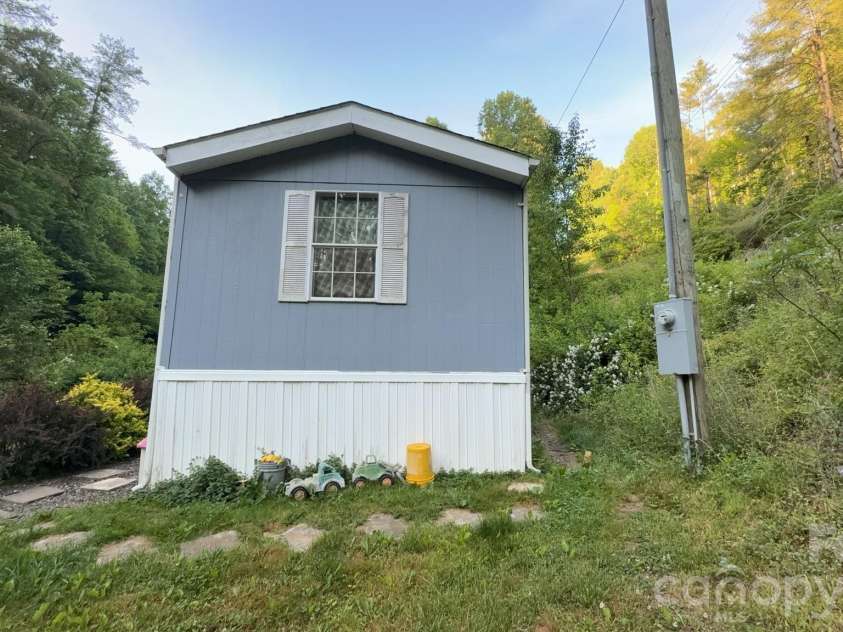 468 Long Branch Road, Green Mountain, NC 28740.  MLS# CAR4387792, YatesRealty ID 26142. 