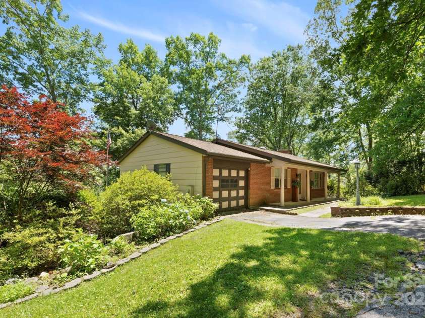 41 Deep Woods Road, Mills River, NC 28759.  MLS# CAR4270341, YatesRealty ID 26143. 