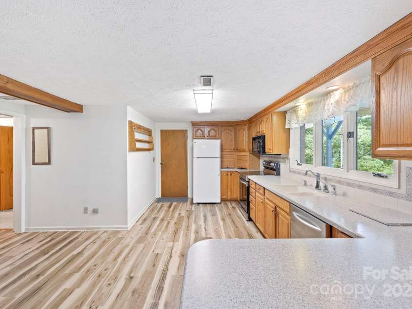 41 Deep Woods Road, Mills River, NC 28759.  MLS# CAR4270341, YatesRealty ID 26143. 