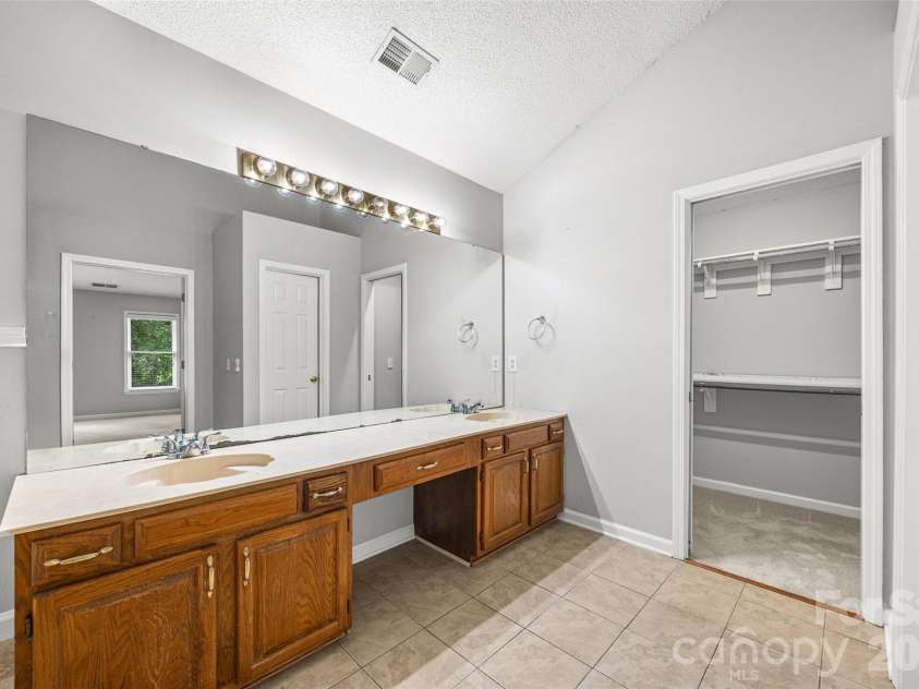 4926 Benthaven Lane, Charlotte, NC 28269.  MLS# CAR4387595, YatesRealty ID 26144. 