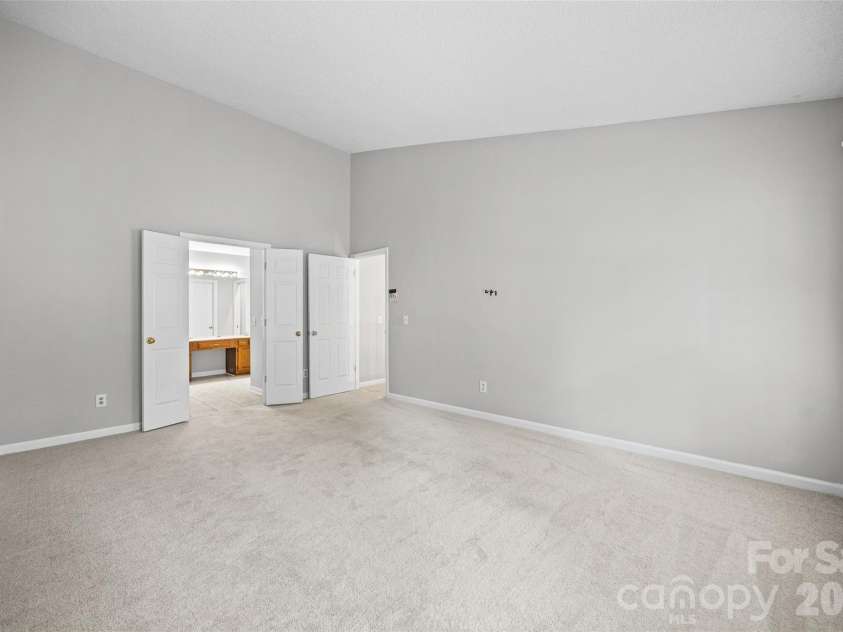 4926 Benthaven Lane, Charlotte, NC 28269.  MLS# CAR4387595, YatesRealty ID 26144. 