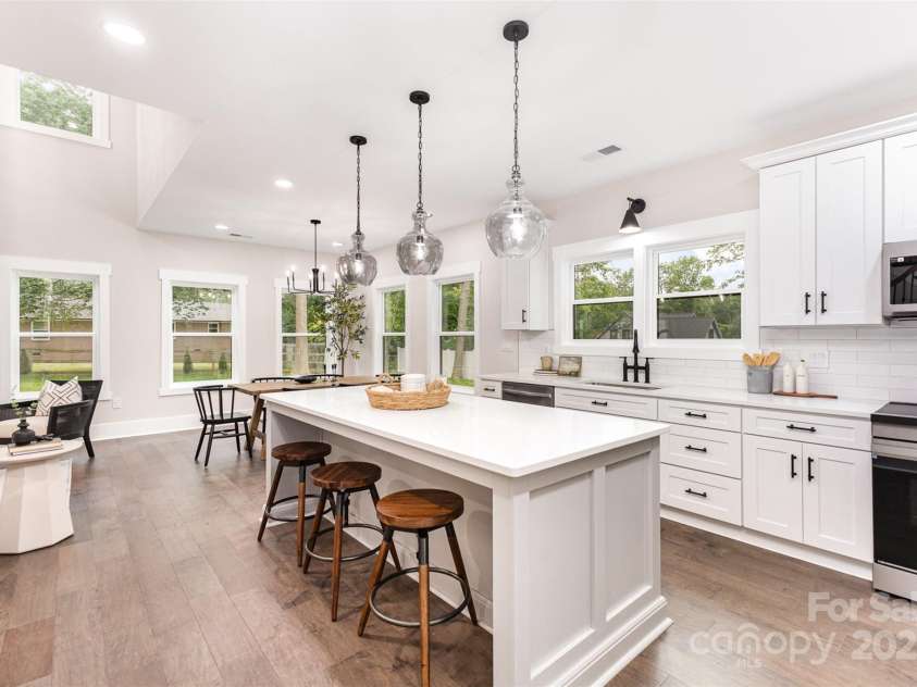 9527 Walkers Ferry Road, Charlotte, NC 28214.  MLS# CAR4255253, YatesRealty ID 26145. Eat in kitchen island adds to your entertainment area