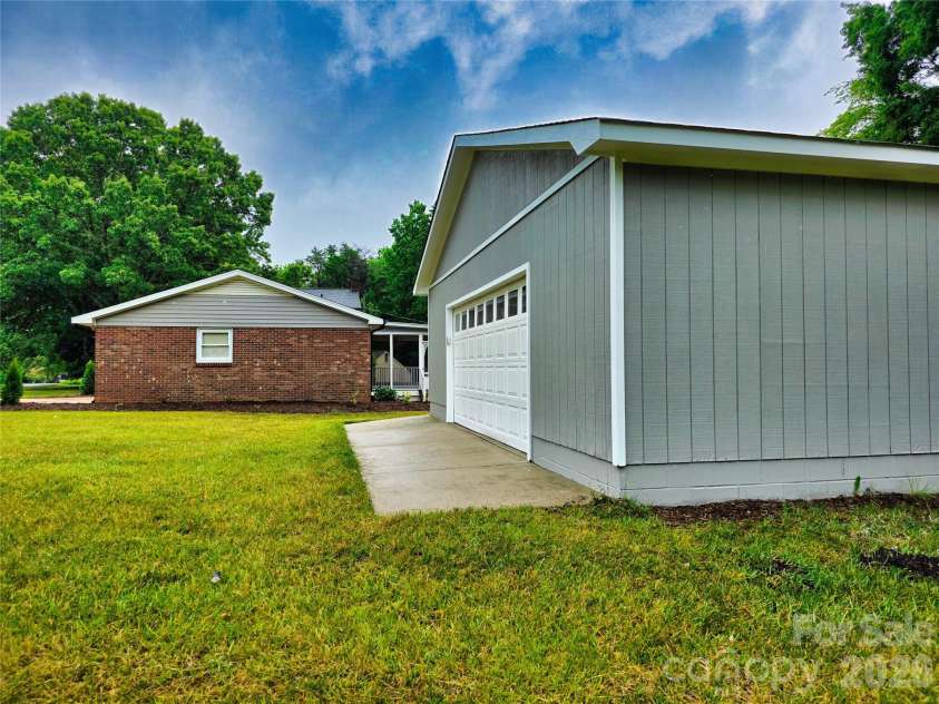 158 Meadowview Drive, Statesville, NC 28625.  MLS# CAR4385382, YatesRealty ID 26152. 