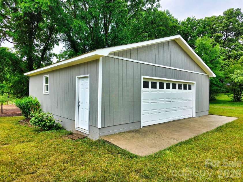 158 Meadowview Drive, Statesville, NC 28625.  MLS# CAR4385382, YatesRealty ID 26152. 