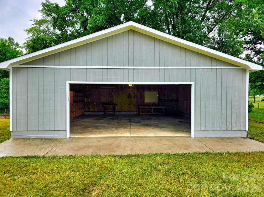 158 Meadowview Drive, Statesville, NC 28625.  MLS# CAR4385382, YatesRealty ID 26152. 
