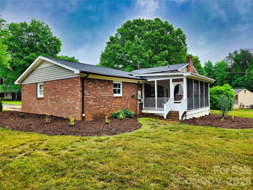 158 Meadowview Drive, Statesville, NC 28625.  MLS# CAR4385382, YatesRealty ID 26152. 