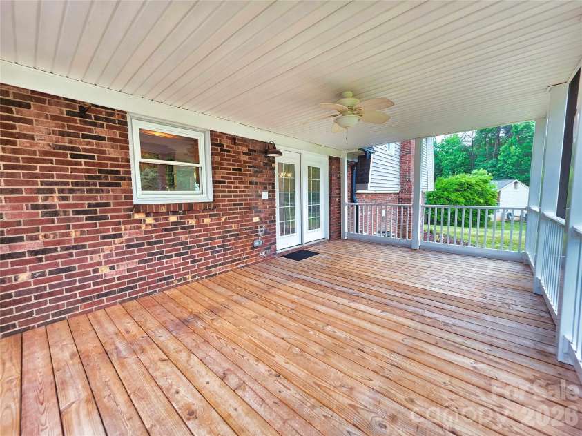 158 Meadowview Drive, Statesville, NC 28625.  MLS# CAR4385382, YatesRealty ID 26152. 