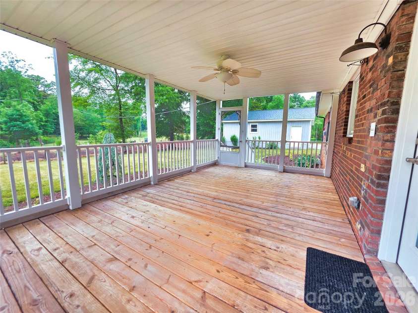 158 Meadowview Drive, Statesville, NC 28625.  MLS# CAR4385382, YatesRealty ID 26152. 