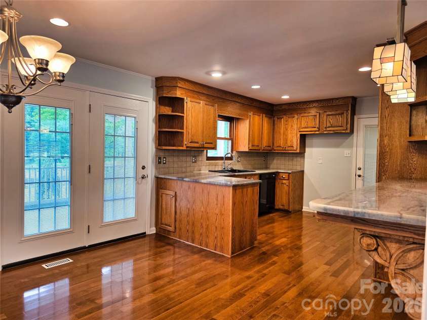 158 Meadowview Drive, Statesville, NC 28625.  MLS# CAR4385382, YatesRealty ID 26152. 
