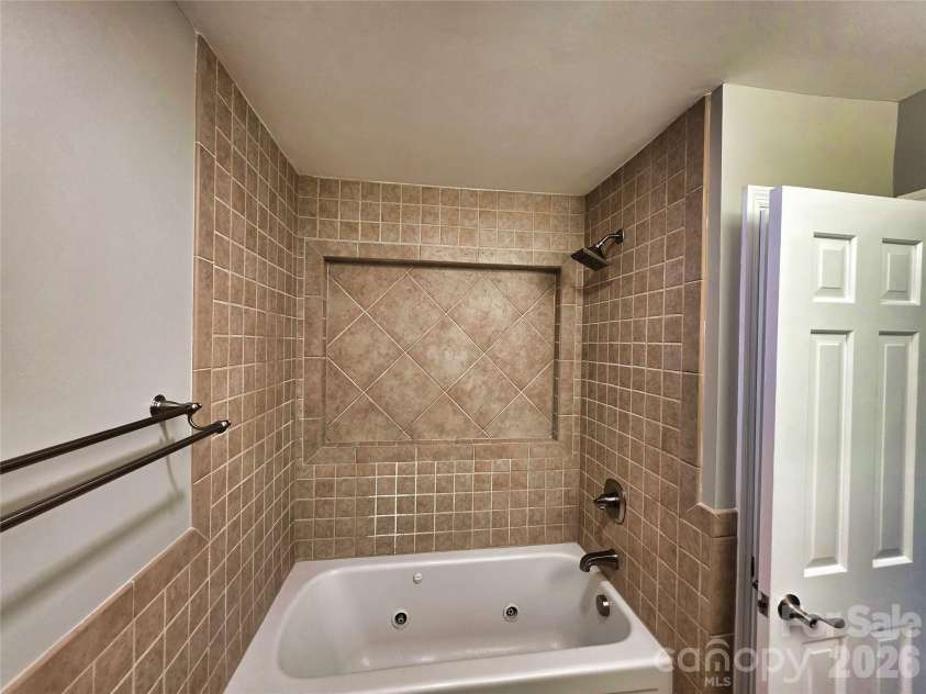 158 Meadowview Drive, Statesville, NC 28625.  MLS# CAR4385382, YatesRealty ID 26152. 