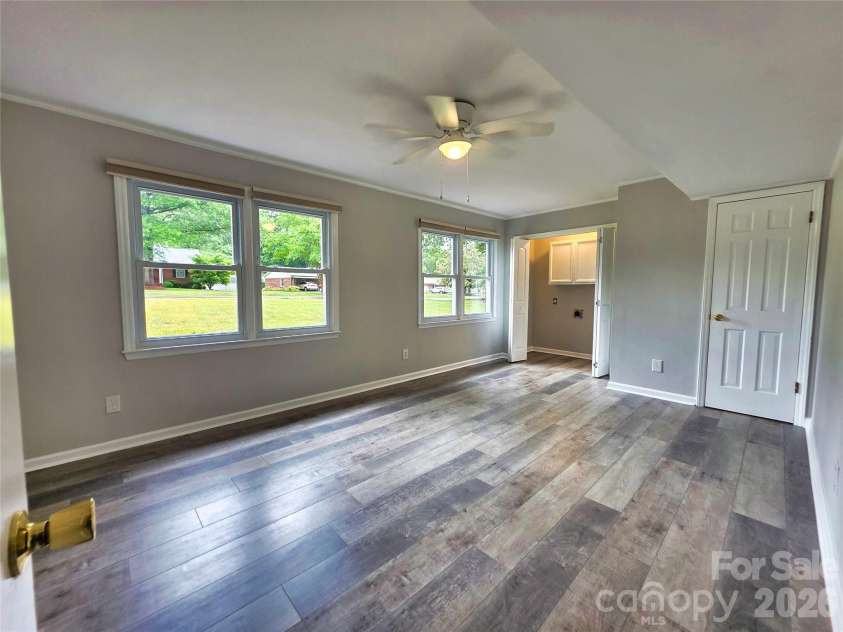 158 Meadowview Drive, Statesville, NC 28625.  MLS# CAR4385382, YatesRealty ID 26152. 