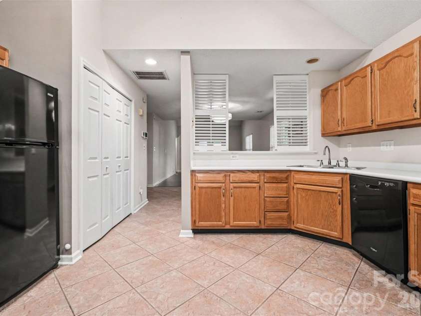 8929 Scotch Heather Way, Charlotte, NC 28277.  MLS# CAR4386663, YatesRealty ID 26153. Kitchen overlooks the dinning and living rom