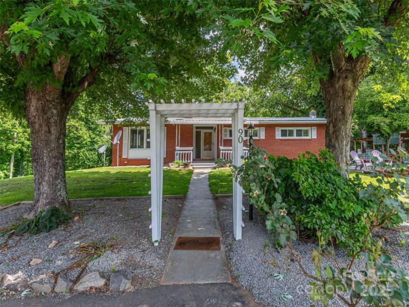 90 Hemlock Hill Heights, Canton, NC 28716.  MLS# CAR4274020, YatesRealty ID 26153. 