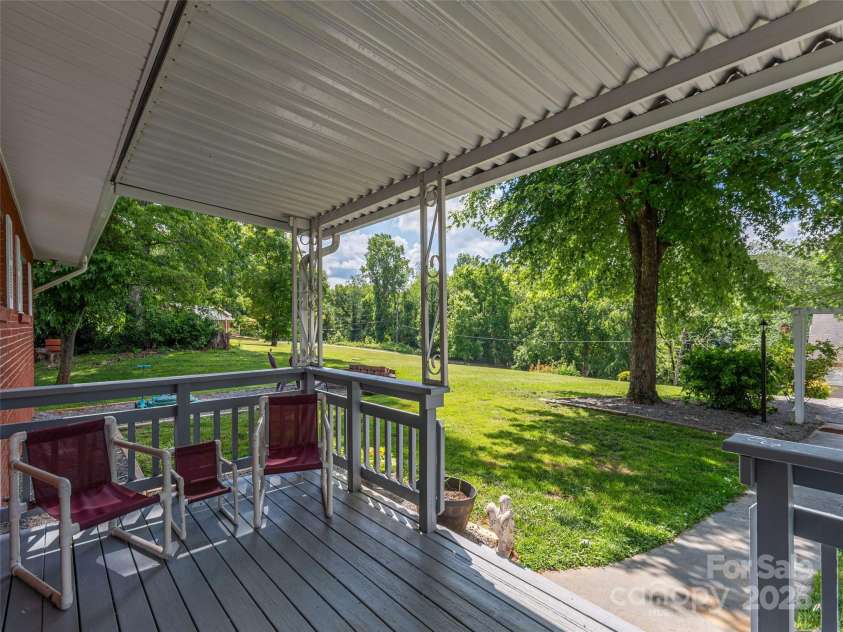 90 Hemlock Hill Heights, Canton, NC 28716.  MLS# CAR4274020, YatesRealty ID 26153. 