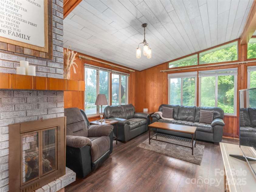 90 Hemlock Hill Heights, Canton, NC 28716.  MLS# CAR4274020, YatesRealty ID 26153. 