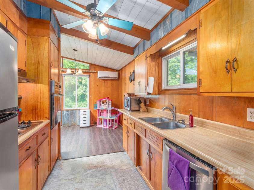 90 Hemlock Hill Heights, Canton, NC 28716.  MLS# CAR4274020, YatesRealty ID 26153. 