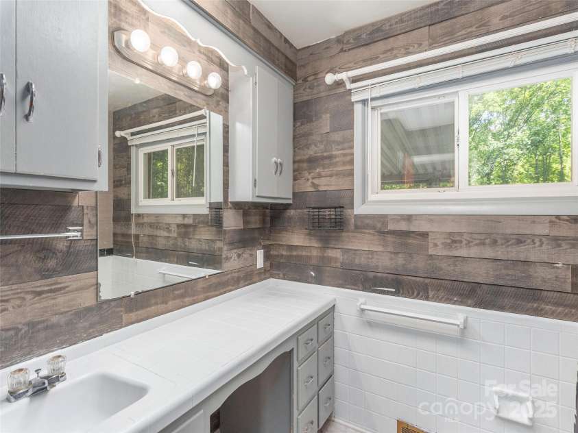 90 Hemlock Hill Heights, Canton, NC 28716.  MLS# CAR4274020, YatesRealty ID 26153. 