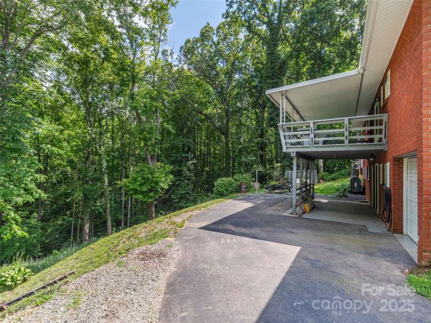 90 Hemlock Hill Heights, Canton, NC 28716.  MLS# CAR4274020, YatesRealty ID 26153. 