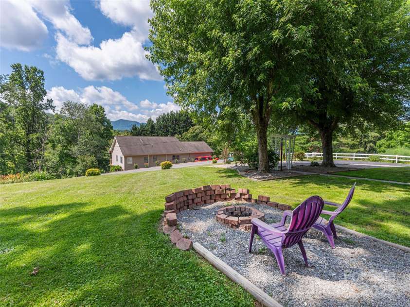 90 Hemlock Hill Heights, Canton, NC 28716.  MLS# CAR4274020, YatesRealty ID 26153. 