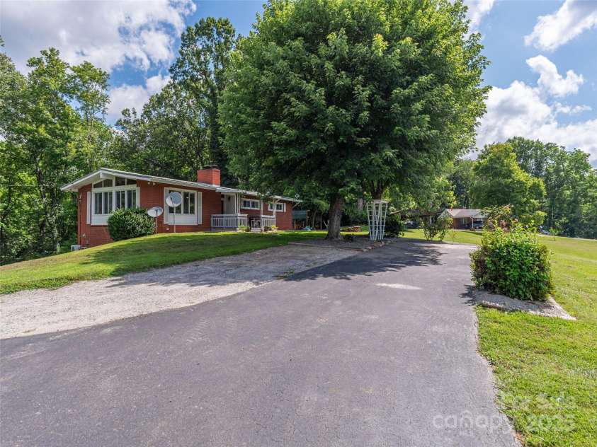 90 Hemlock Hill Heights, Canton, NC 28716.  MLS# CAR4274020, YatesRealty ID 26153. 