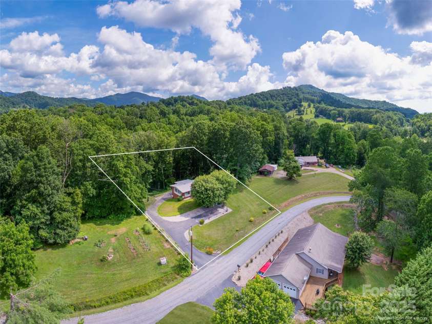 90 Hemlock Hill Heights, Canton, NC 28716.  MLS# CAR4274020, YatesRealty ID 26153. 