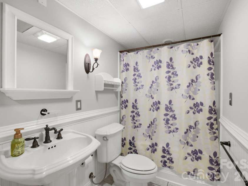 424 Mountain Harbor Drive, Lexington, NC 27292.  MLS# CAR4380660, YatesRealty ID 26156. Full bathroom in basement