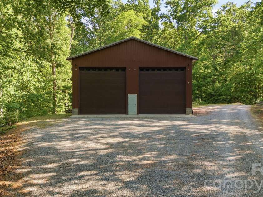 424 Mountain Harbor Drive, Lexington, NC 27292.  MLS# CAR4380660, YatesRealty ID 26156. Massive, detached Garage