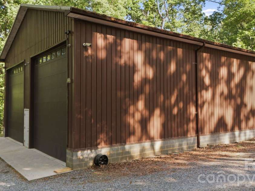 424 Mountain Harbor Drive, Lexington, NC 27292.  MLS# CAR4380660, YatesRealty ID 26156. Massive, detached Garage