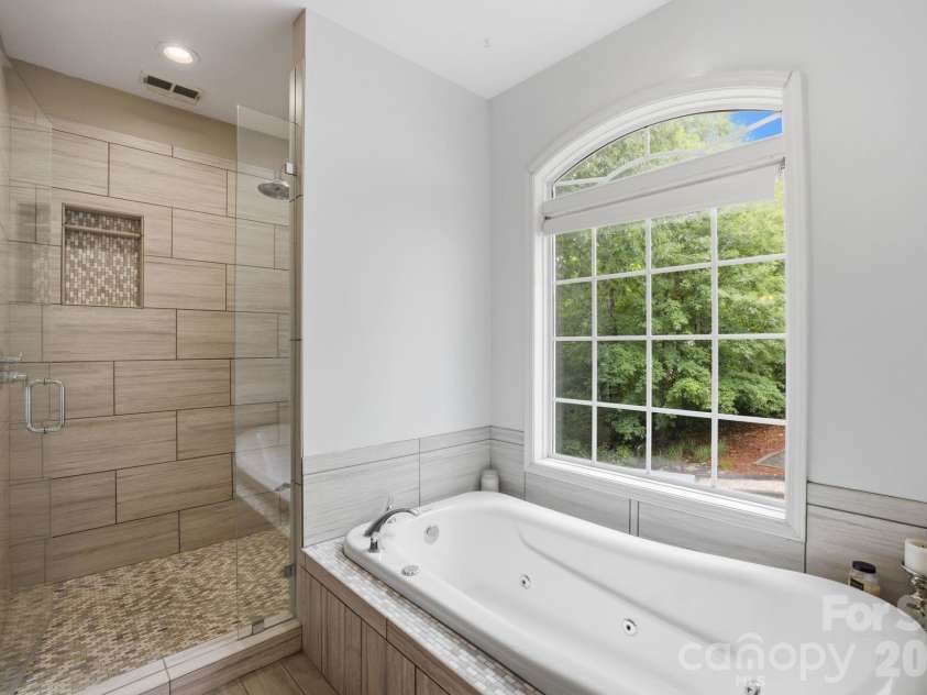 424 Mountain Harbor Drive, Lexington, NC 27292.  MLS# CAR4380660, YatesRealty ID 26156. Primary bath