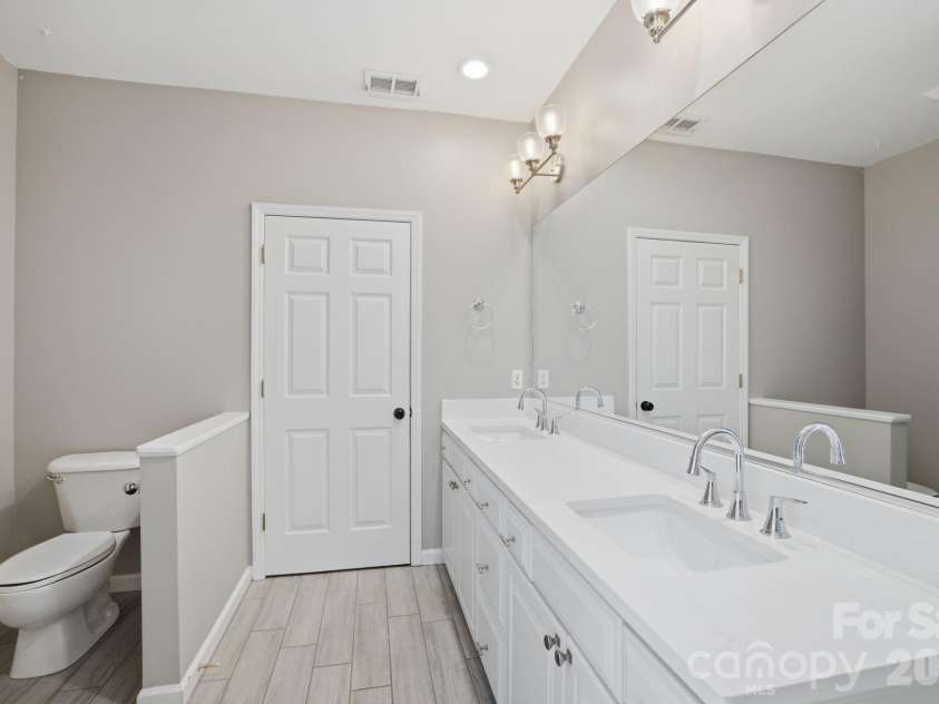 424 Mountain Harbor Drive, Lexington, NC 27292.  MLS# CAR4380660, YatesRealty ID 26156. Primary bath
