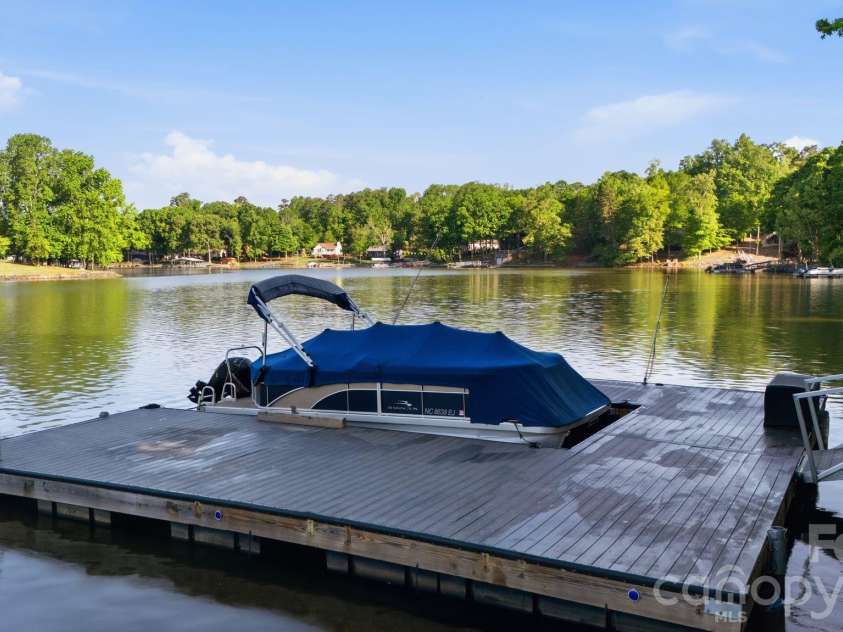 424 Mountain Harbor Drive, Lexington, NC 27292.  MLS# CAR4380660, YatesRealty ID 26156. Private Enormous 2024 Dock
