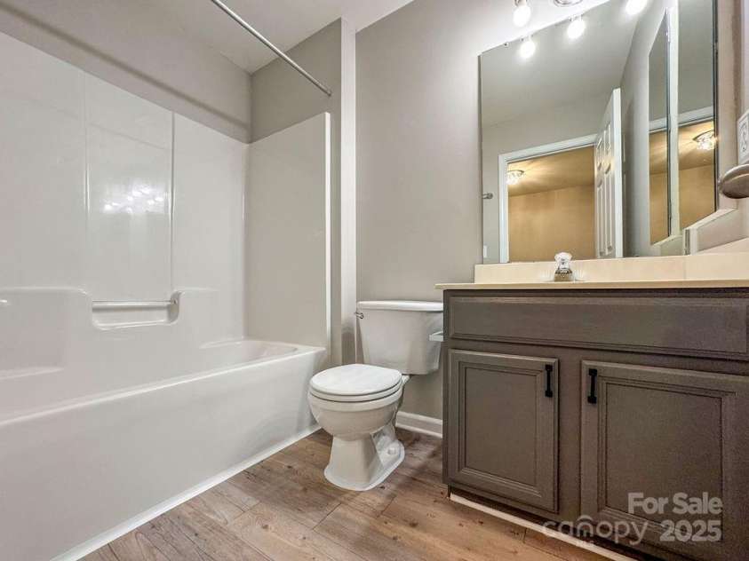 12207 Jessica Place, Charlotte, NC 28269.  MLS# CAR4235868, YatesRealty ID 26157. Full hall Bath
