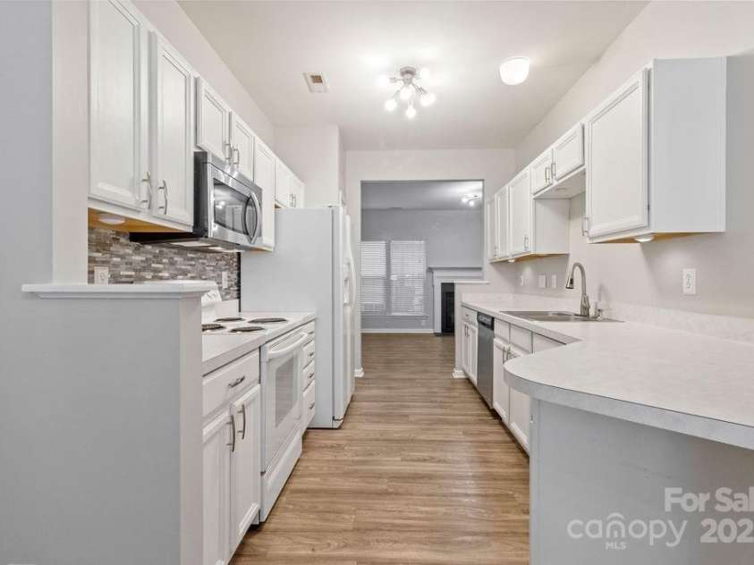 12207 Jessica Place, Charlotte, NC 28269.  MLS# CAR4235868, YatesRealty ID 26157. Kitchen