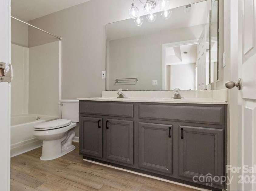 12207 Jessica Place, Charlotte, NC 28269.  MLS# CAR4235868, YatesRealty ID 26157. Primary Bath
