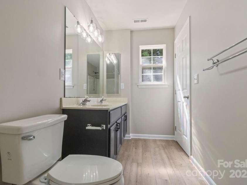 12207 Jessica Place, Charlotte, NC 28269.  MLS# CAR4235868, YatesRealty ID 26157. Primary Bath
