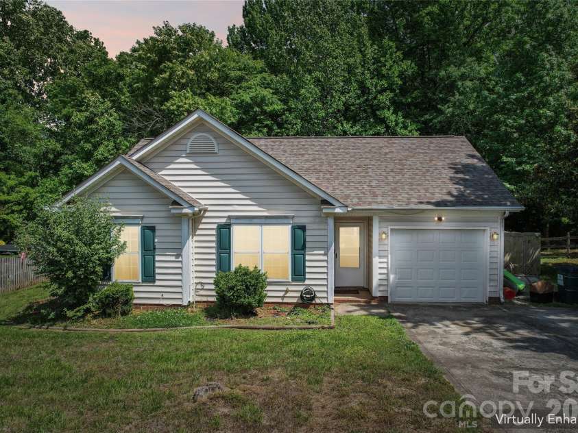 13221 Crooked Pine Court, Charlotte, NC 28215.  MLS# CAR4378903, YatesRealty ID 26159. 