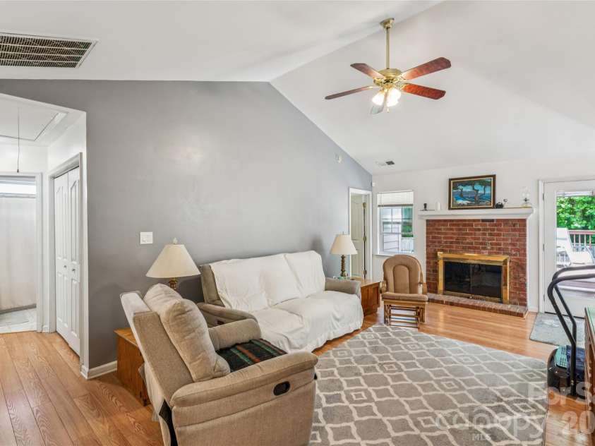 13221 Crooked Pine Court, Charlotte, NC 28215.  MLS# CAR4378903, YatesRealty ID 26159. 