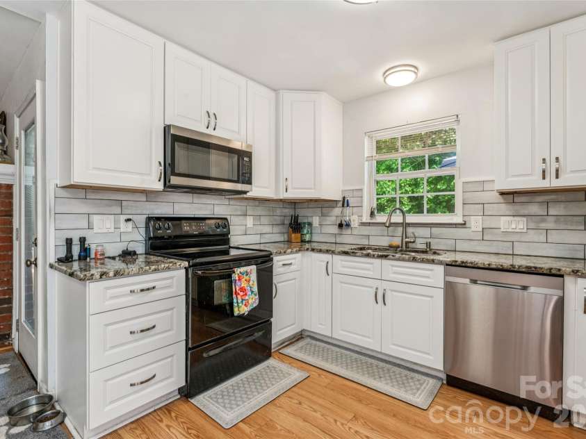13221 Crooked Pine Court, Charlotte, NC 28215.  MLS# CAR4378903, YatesRealty ID 26159. 