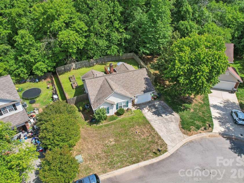 13221 Crooked Pine Court, Charlotte, NC 28215.  MLS# CAR4378903, YatesRealty ID 26159. 