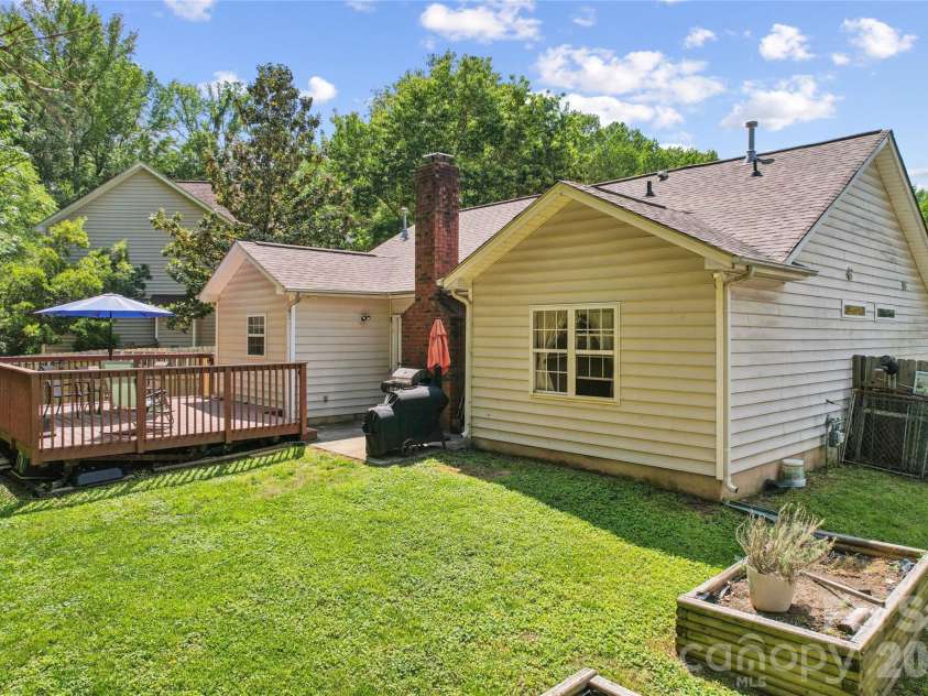 13221 Crooked Pine Court, Charlotte, NC 28215.  MLS# CAR4378903, YatesRealty ID 26159. 