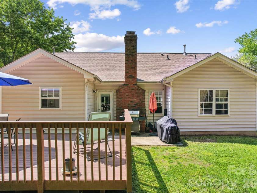 13221 Crooked Pine Court, Charlotte, NC 28215.  MLS# CAR4378903, YatesRealty ID 26159. 