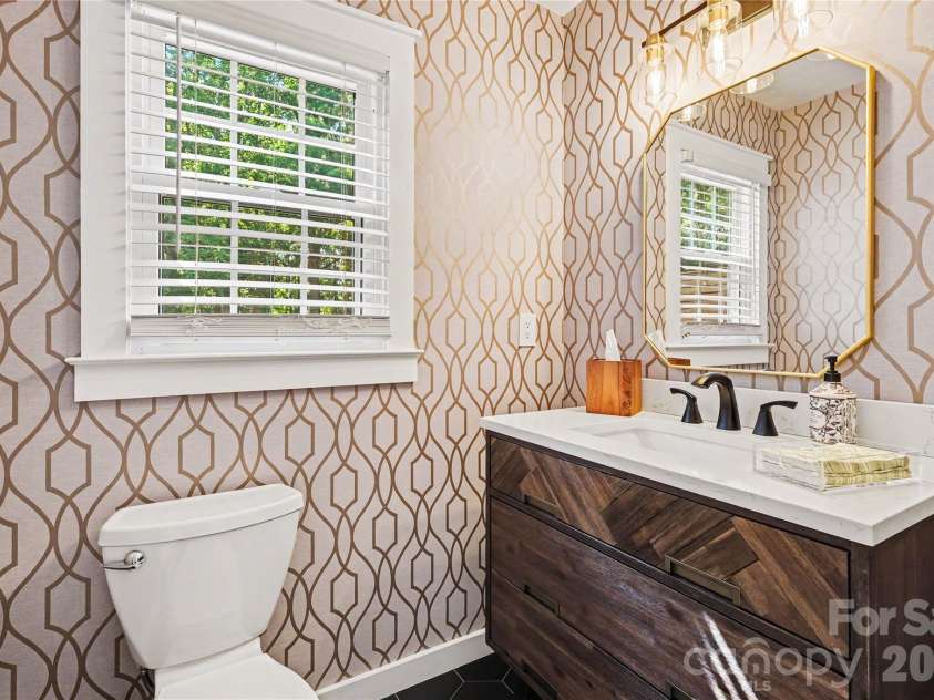 10428 South Hall Drive, Charlotte, NC 28270.  MLS# CAR4383038, YatesRealty ID 26160. 1/2 bath
