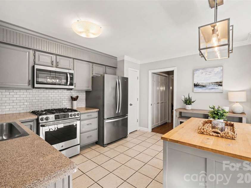 10428 South Hall Drive, Charlotte, NC 28270.  MLS# CAR4383038, YatesRealty ID 26160. Gas Range