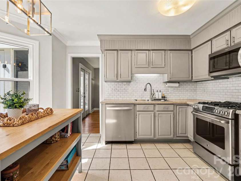 10428 South Hall Drive, Charlotte, NC 28270.  MLS# CAR4383038, YatesRealty ID 26160. Kitchen