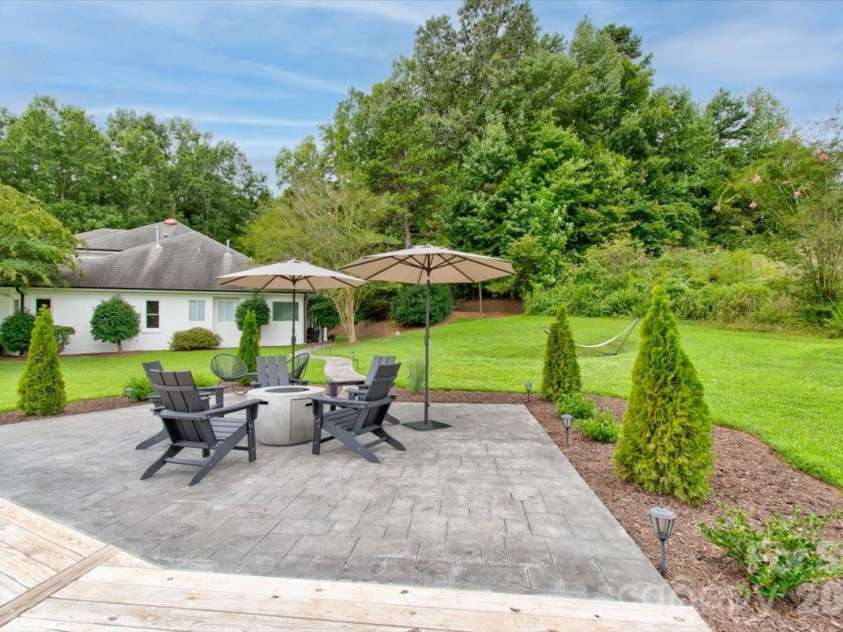 1337 Whispering Oaks Circle, Matthews, NC 28104.  MLS# CAR4375997, YatesRealty ID 26161. 