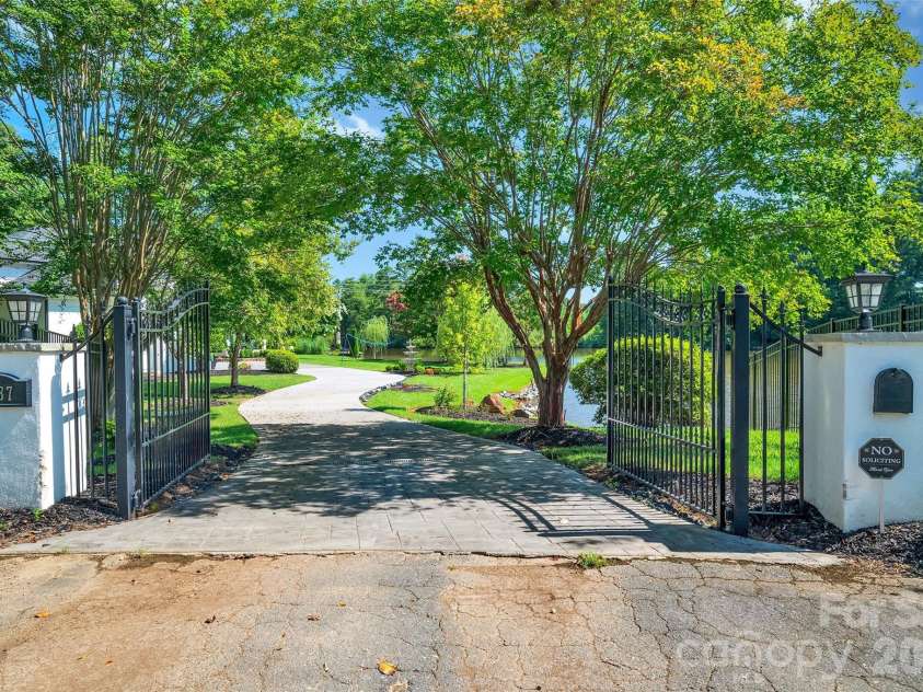 1337 Whispering Oaks Circle, Matthews, NC 28104.  MLS# CAR4375997, YatesRealty ID 26161. 