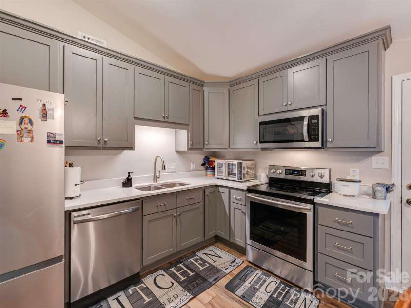 10200 Cairnsmore Place, Mint Hill, NC 28227.  MLS# CAR4377117, YatesRealty ID 26162. Kitchen