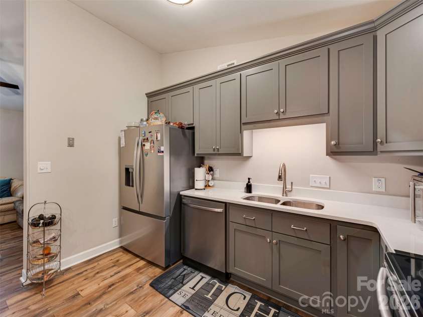 10200 Cairnsmore Place, Mint Hill, NC 28227.  MLS# CAR4377117, YatesRealty ID 26162. Kitchen