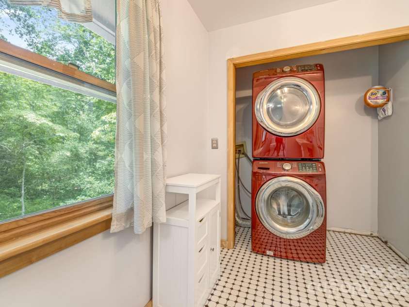 465 Youngs Gap Road, Fletcher, NC 28732.  MLS# CAR4275186, YatesRealty ID 26162. 