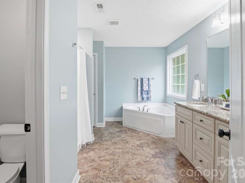 810 Tirzah Road, York, SC 29745.  MLS# CAR4381454, YatesRealty ID 26163. Owners Bath